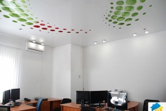 reznoy-natyazhnoy-potolok-v-ofis-min